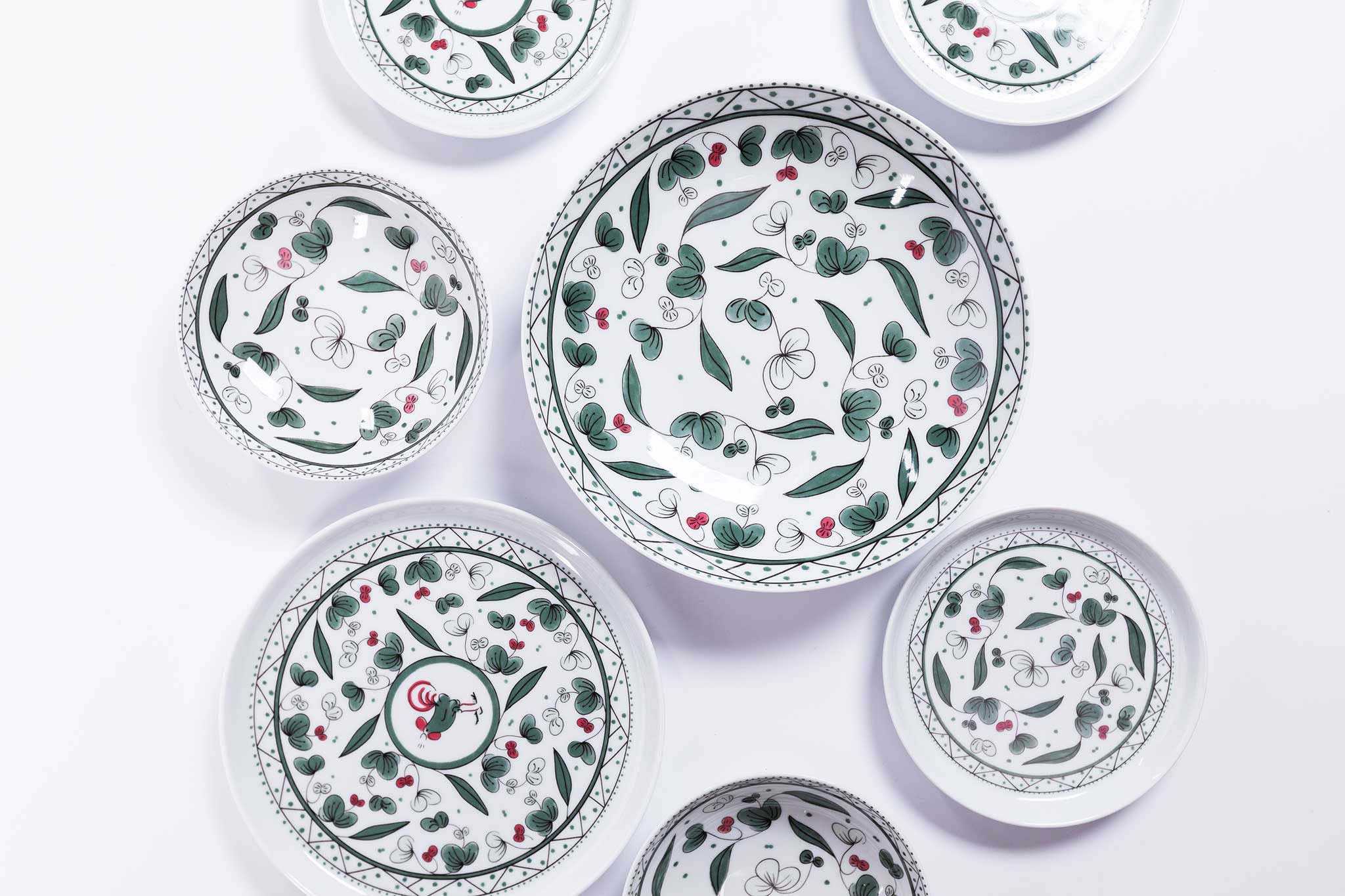 Vår italiano kollektion - tallrikar och skålar med ett blommigt mönster uppställda på en vit bakgrund