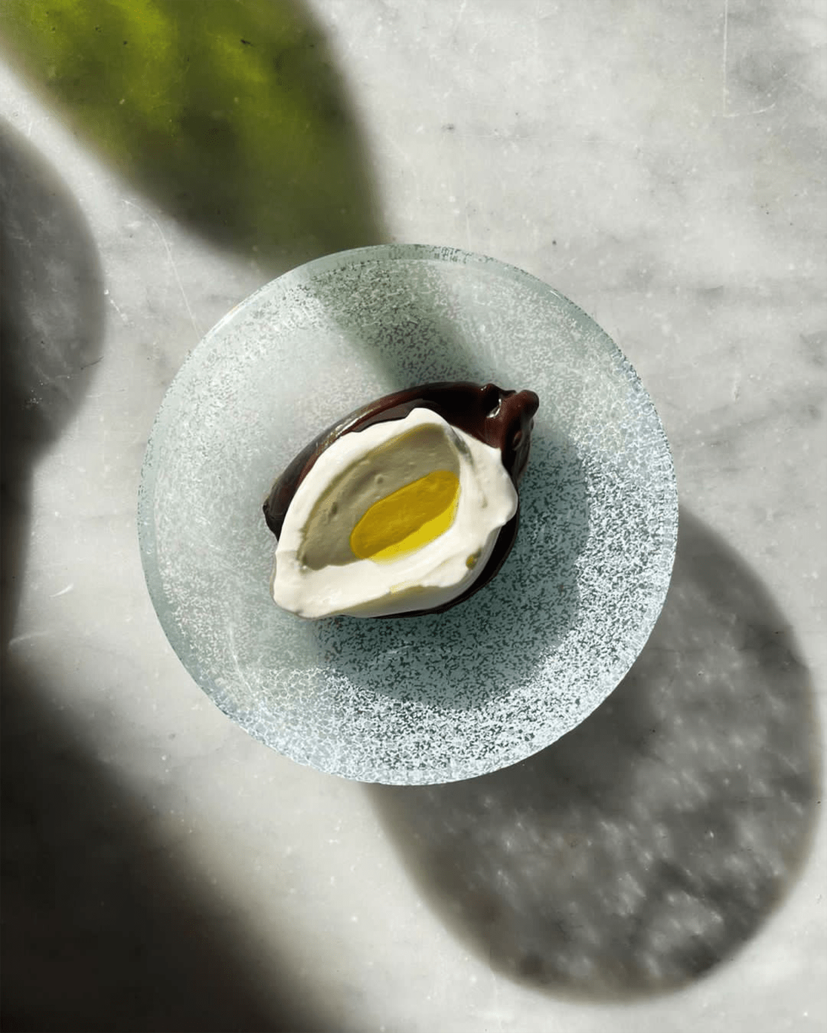 Liten Skål Just Glass Arctic, isklar glas 13,5 cm, dukad med mat – från Norling Studio