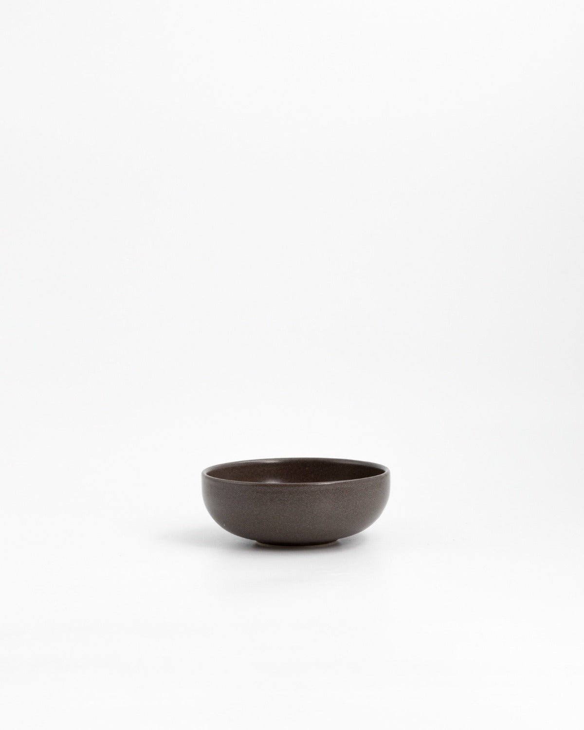 Liten Skål Archi Stone, gråbrun stengods 12 cm, ett exemplar framifrån – från Norling Studio