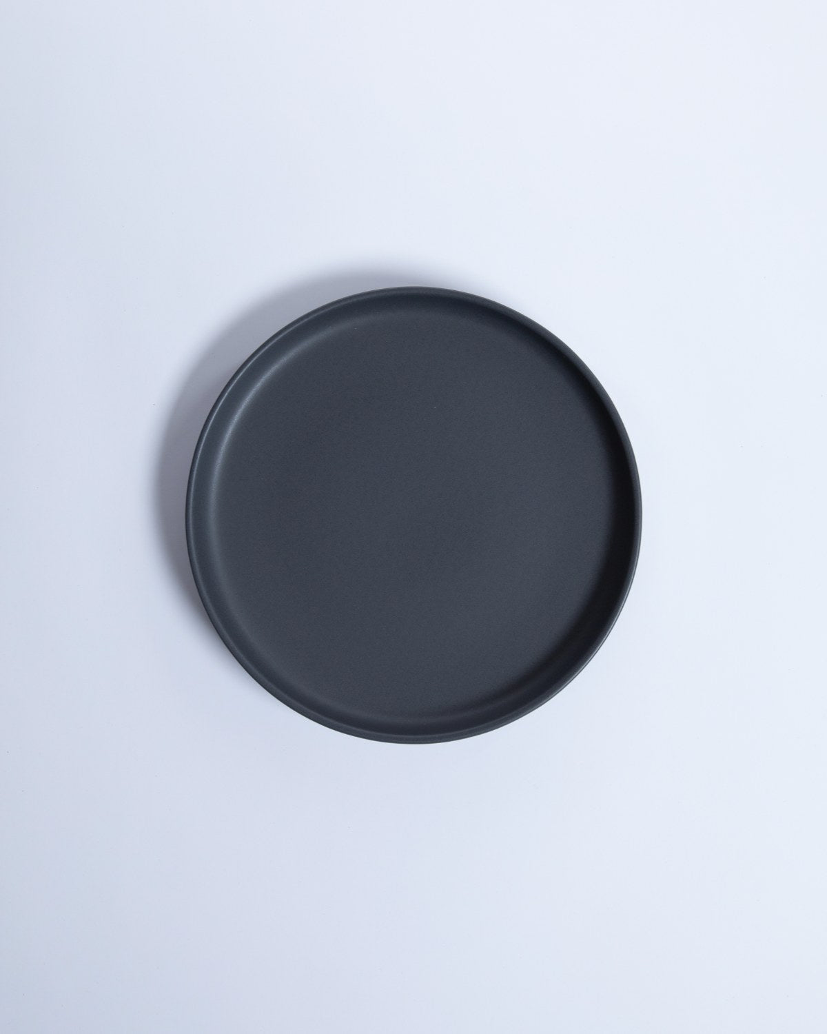 Tallrik Archi Midnight, mattsvart stengods 22 cm (bild 3) – från Norling Studio