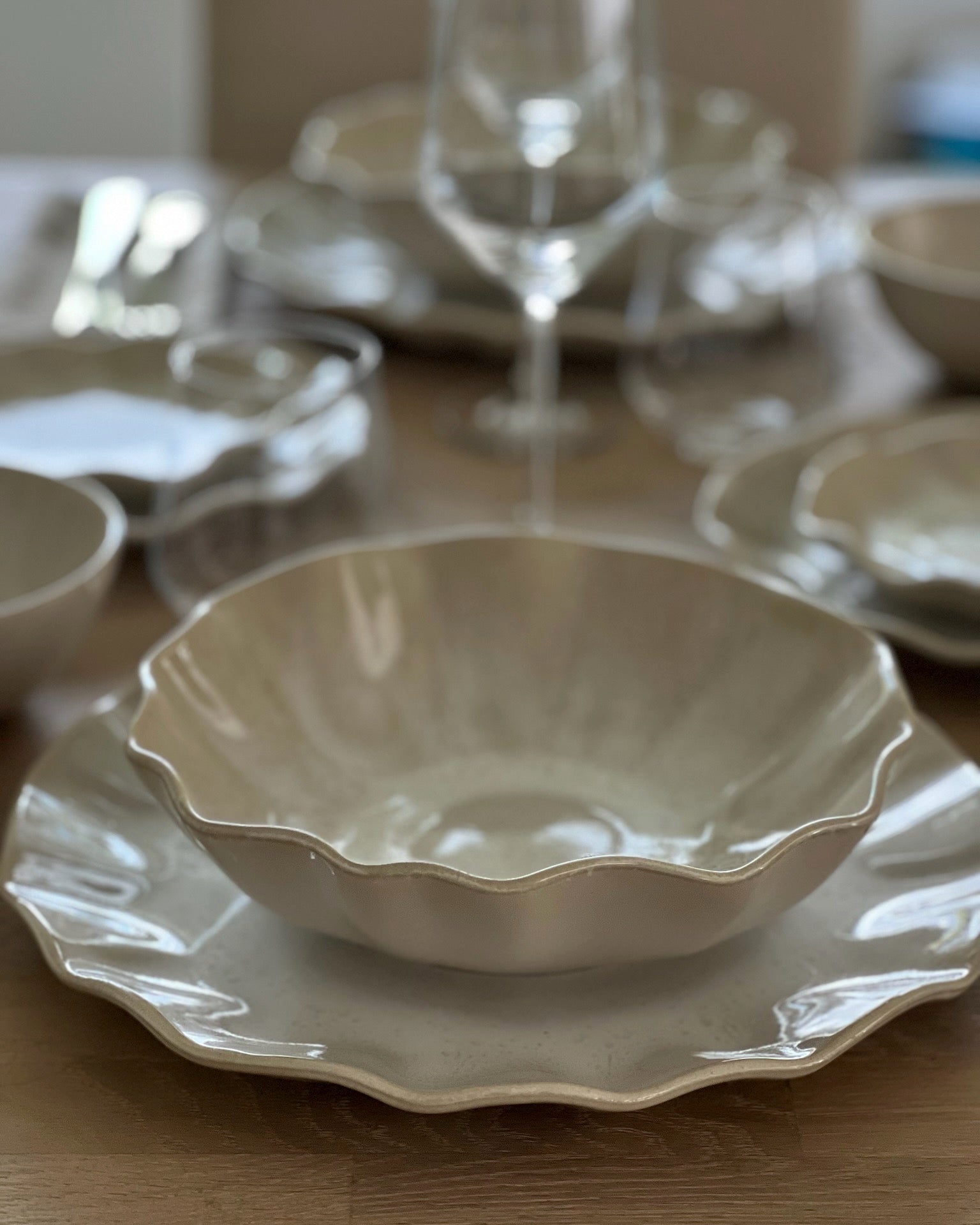 Farrago wave djuptallrik i earthy pearl