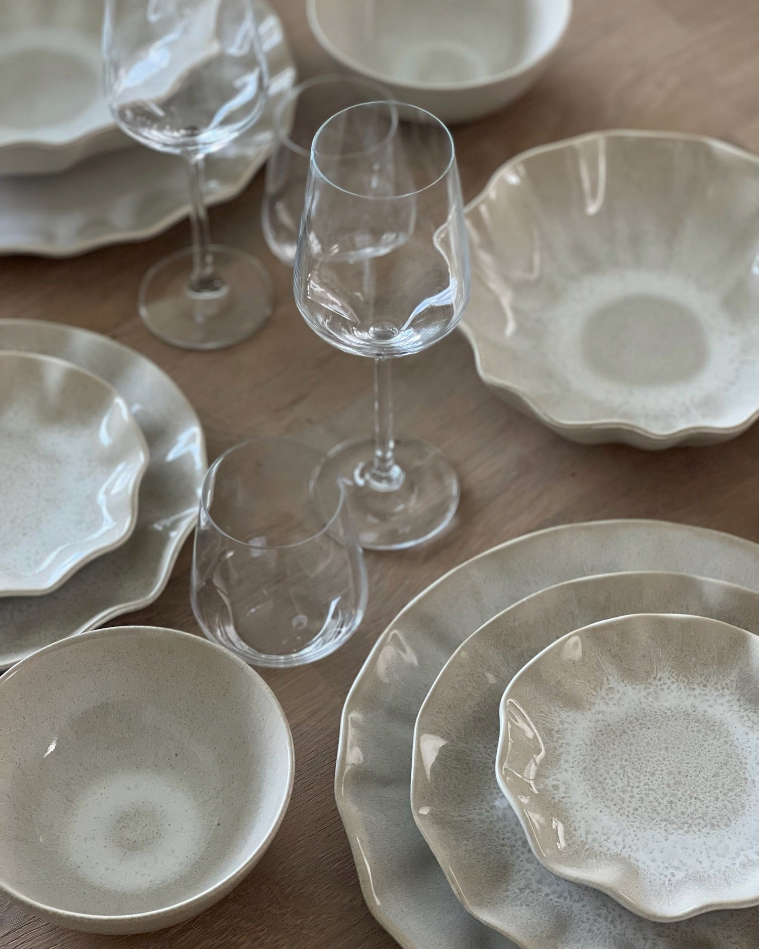 Farrago Wave servis earthy pearl sett uppifrån tillsammans med glas