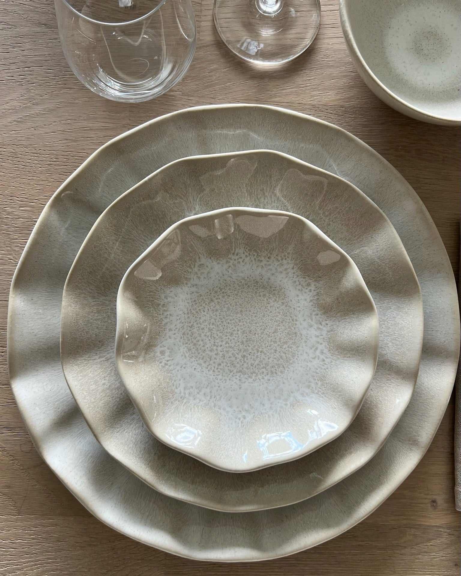 Farrago Wave - vågformade tallrikar i beige från Norling Studio