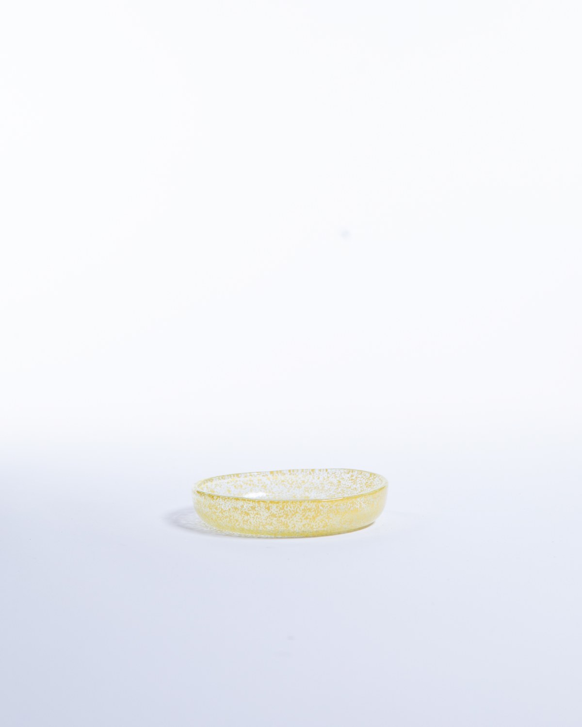 Liten Tallrik Just Glass Edge Turmeric, gurkmejegul glas 13,5 cm (bild 3) – från Norling Studio