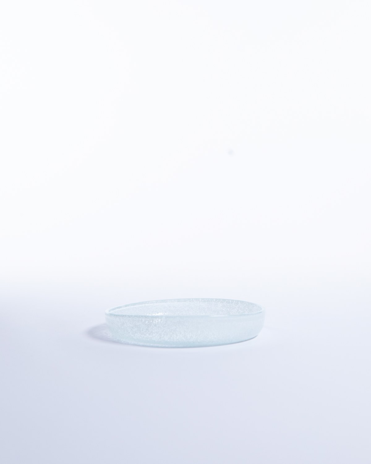 Mellan Tallrik Just Glass Edge Arctic, isklar glas 17 cm (bild 3) – från Norling Studio