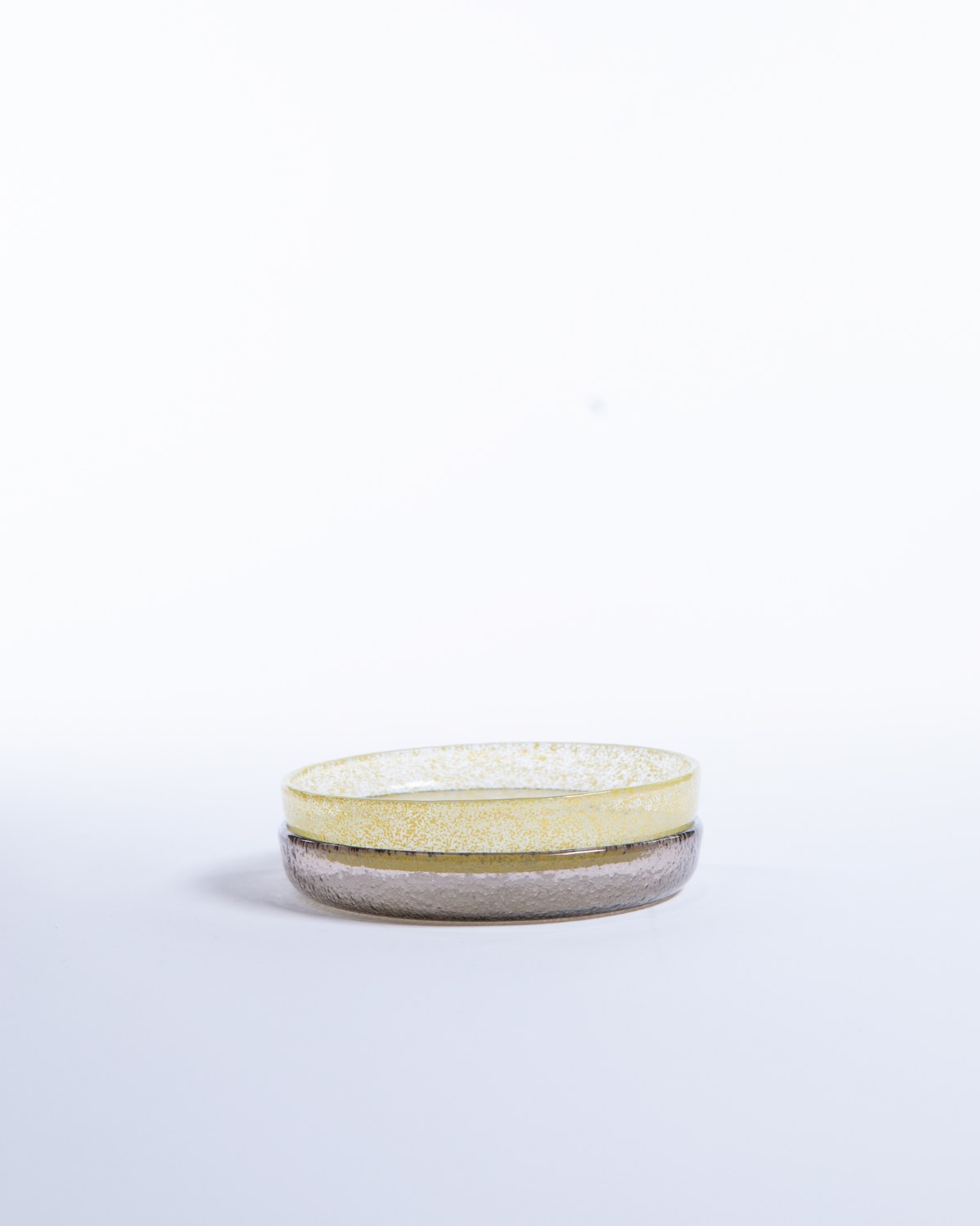 Mellan Tallrik Just Glass Edge Turmeric, gurkmejegul glas 17 cm (bild 2) – från Norling Studio