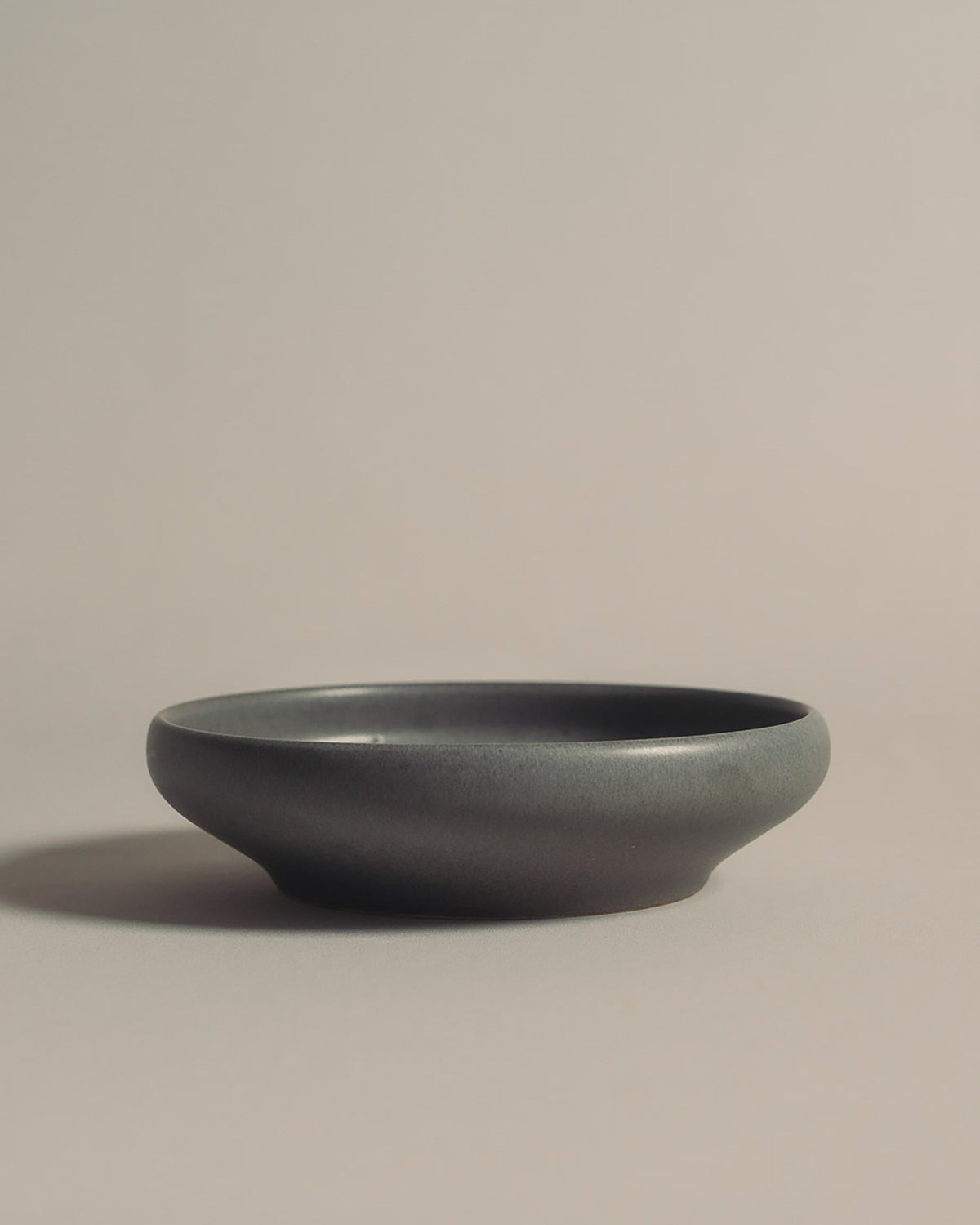 Djuptallrik Rocky Svävande Stone, gråbrun 21 cm – från Norling Studio