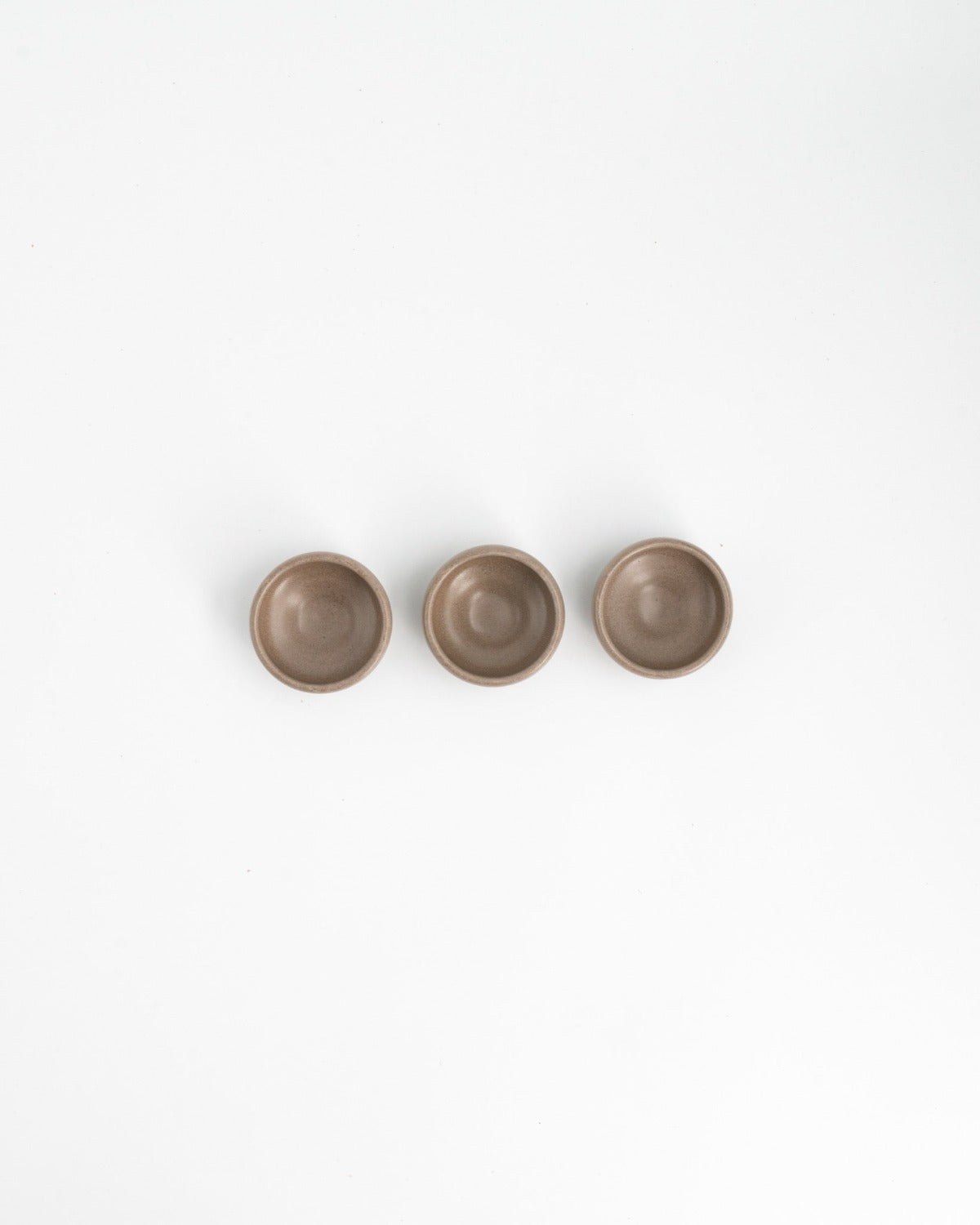 Dippskål Rocky Handgjord Mocha, mockabrun 6 cm (bild 2) – från Norling Studio