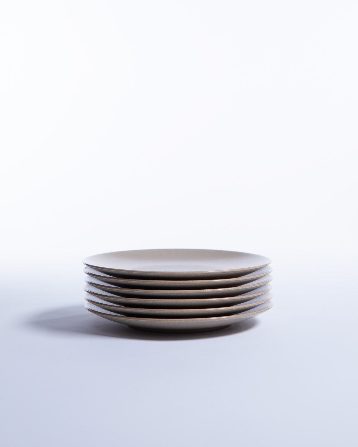 Liten Tallrik Archi Deco Sand, sandbeige stengods 21 cm, ett exemplar framifrån – från Norling Studio