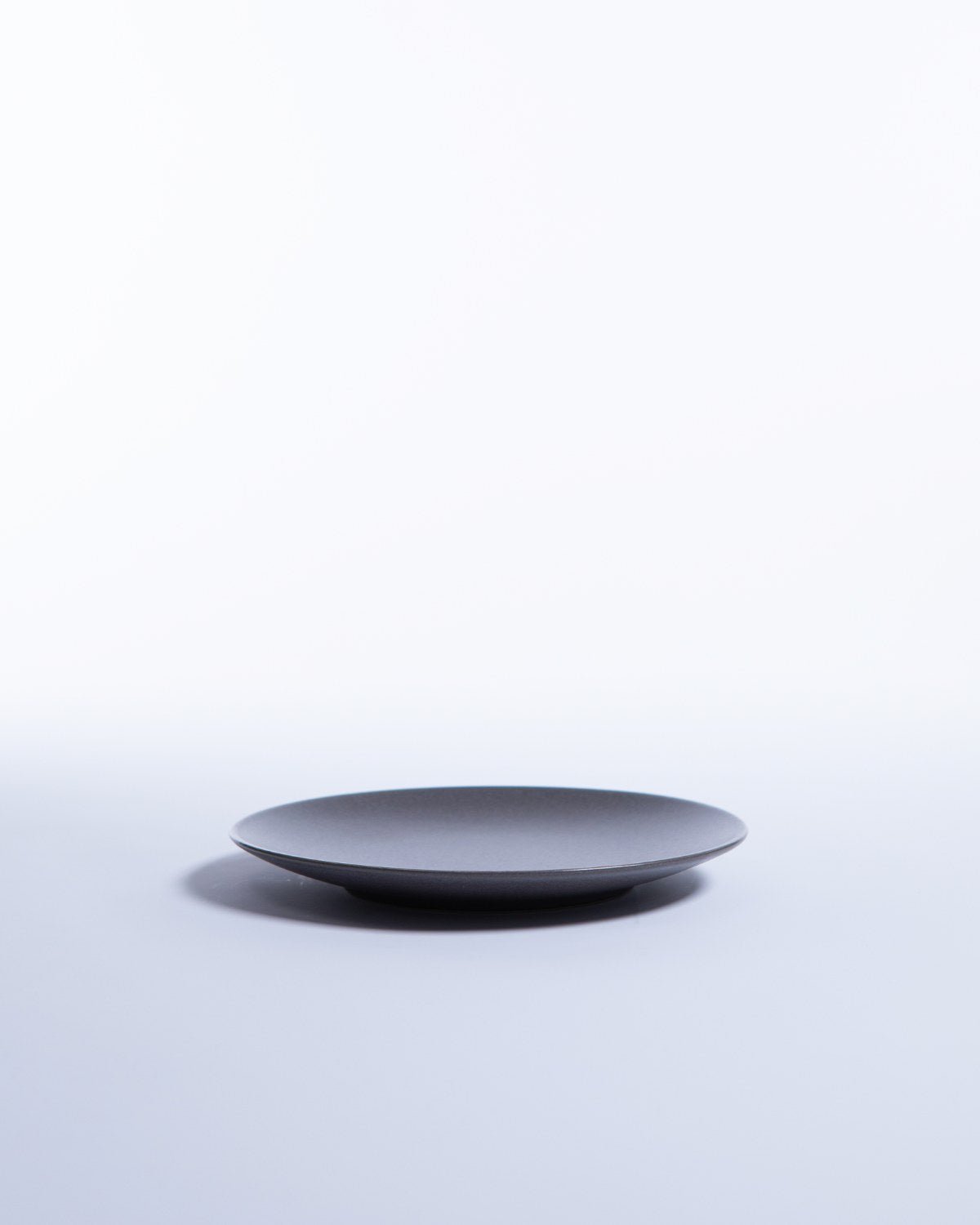 Liten Tallrik Archi Deco Stone, gråbrun stengods 21 cm, ett exemplar uppifrån – från Norling Studio