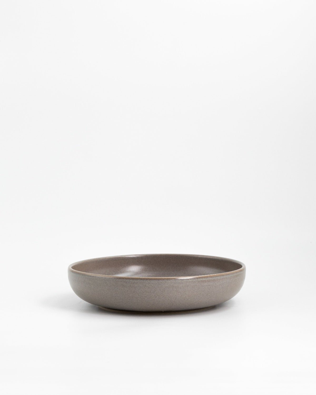Djuptallrik Archi Dark Ash, varmgrå stengods 22 cm, ett exemplar framifrån – från Norling Studio