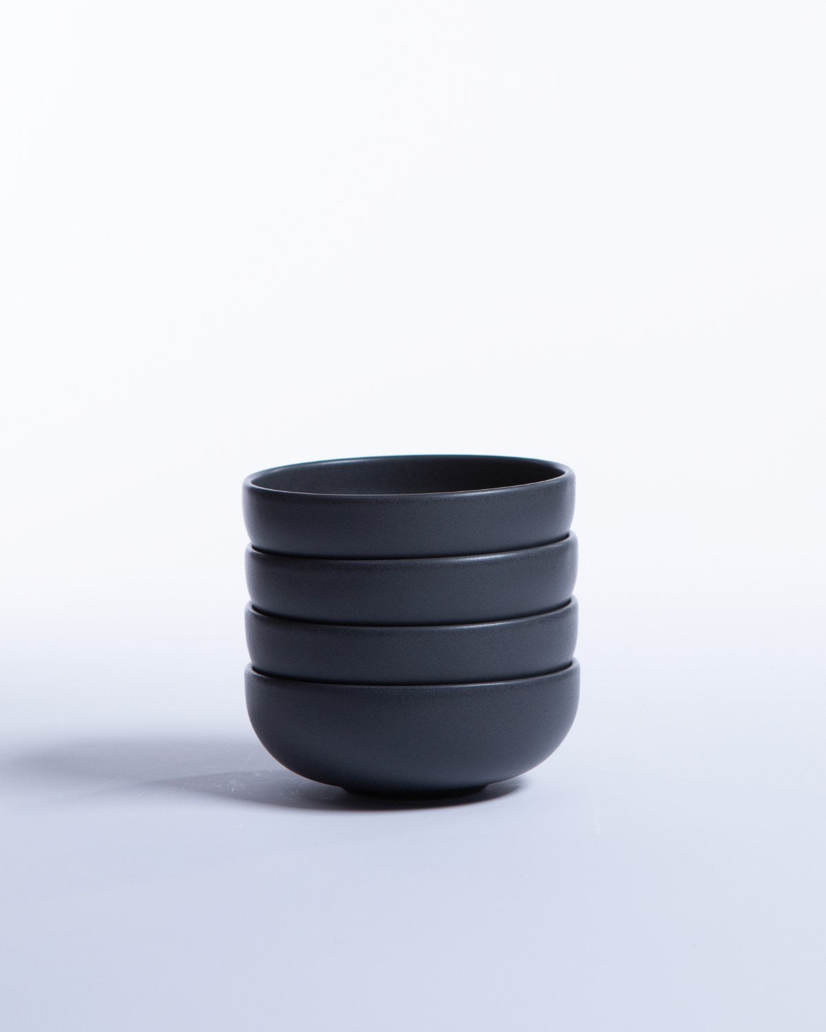 Liten Skål Archi Midnight, mattsvart stengods 12 cm, ett exemplar framifrån – från Norling Studio