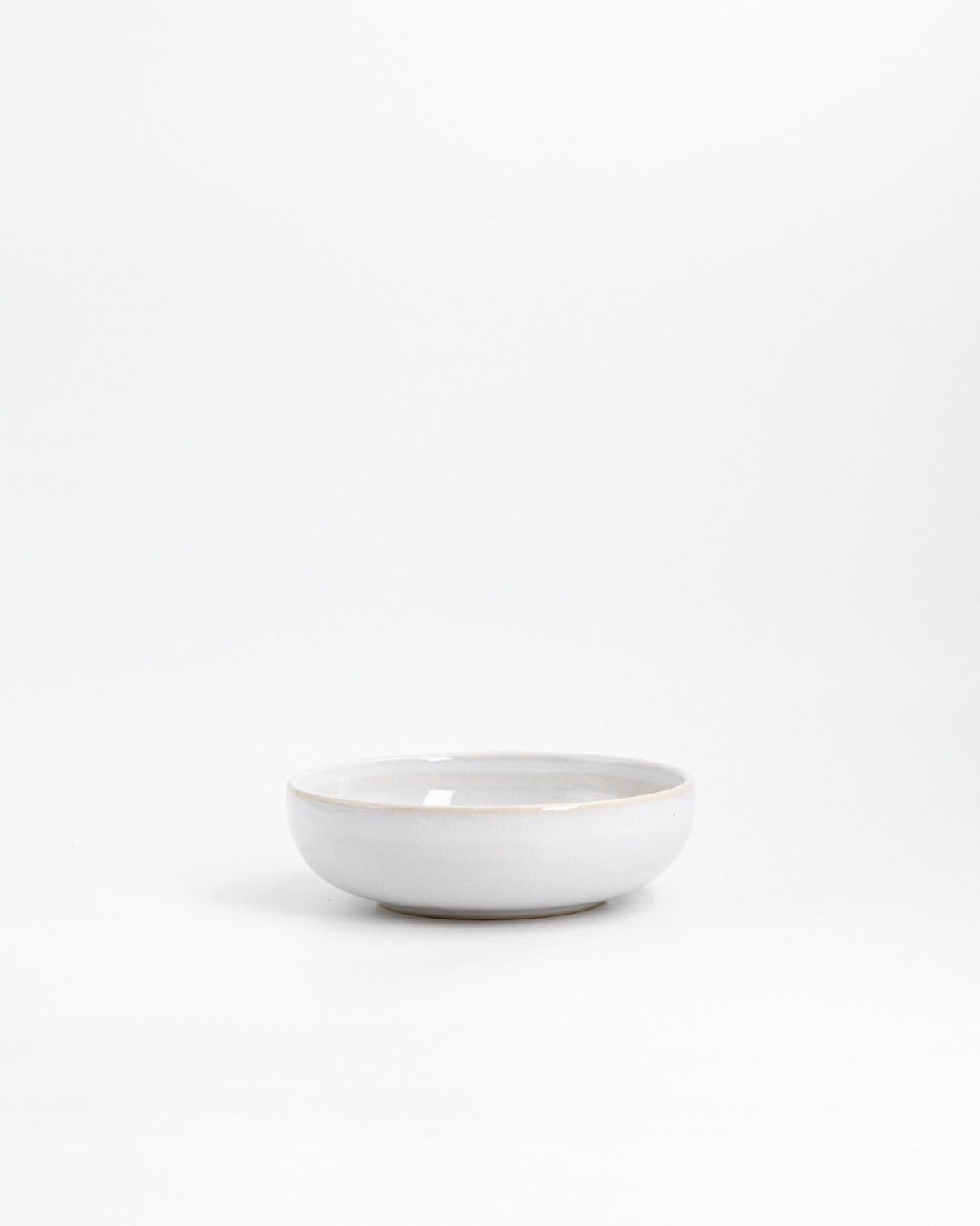 Liten Skål Archi Shell, blankvit stengods 16 cm, flera exemplar tillsammans – från Norling Studio