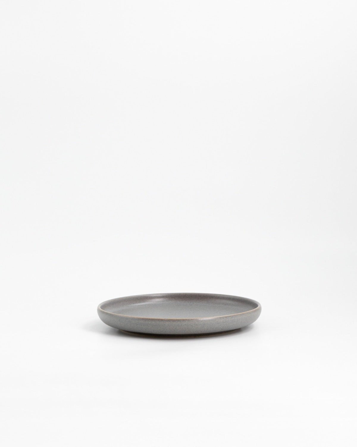 Liten Tallrik Archi Dark Ash, varmgrå stengods 17 cm, ett exemplar uppifrån – från Norling Studio