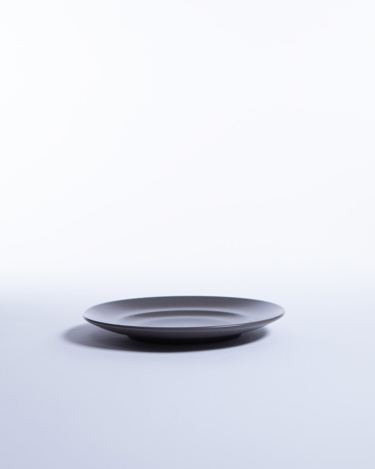 Tallrik Archi Rim Stone, gråbrun stengods 22 cm (bild 4) – från Norling Studio