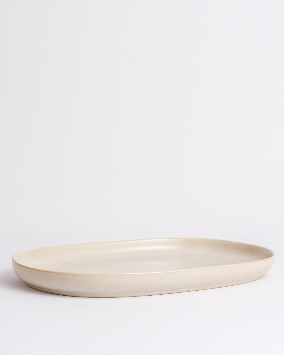 Serveringsfat Archi Chalk, kritvit stengods 33 cm (bild 2) – från Norling Studio