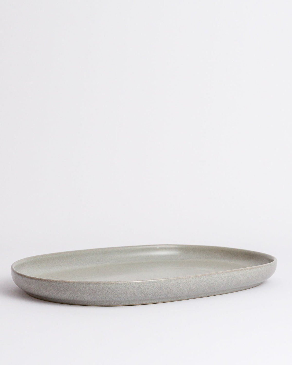 Serveringsfat Archi Dark Ash, varmgrå stengods 33 cm (bild 2) – från Norling Studio
