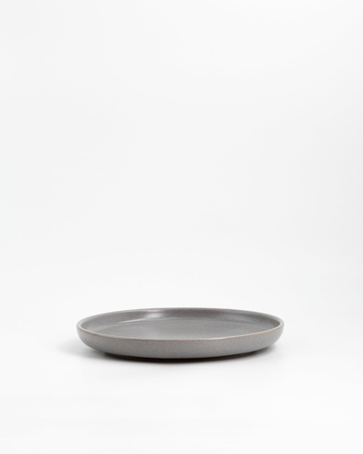Tallrik Archi Dark Ash, varmgrå stengods 22 cm, ett exemplar uppifrån – från Norling Studio