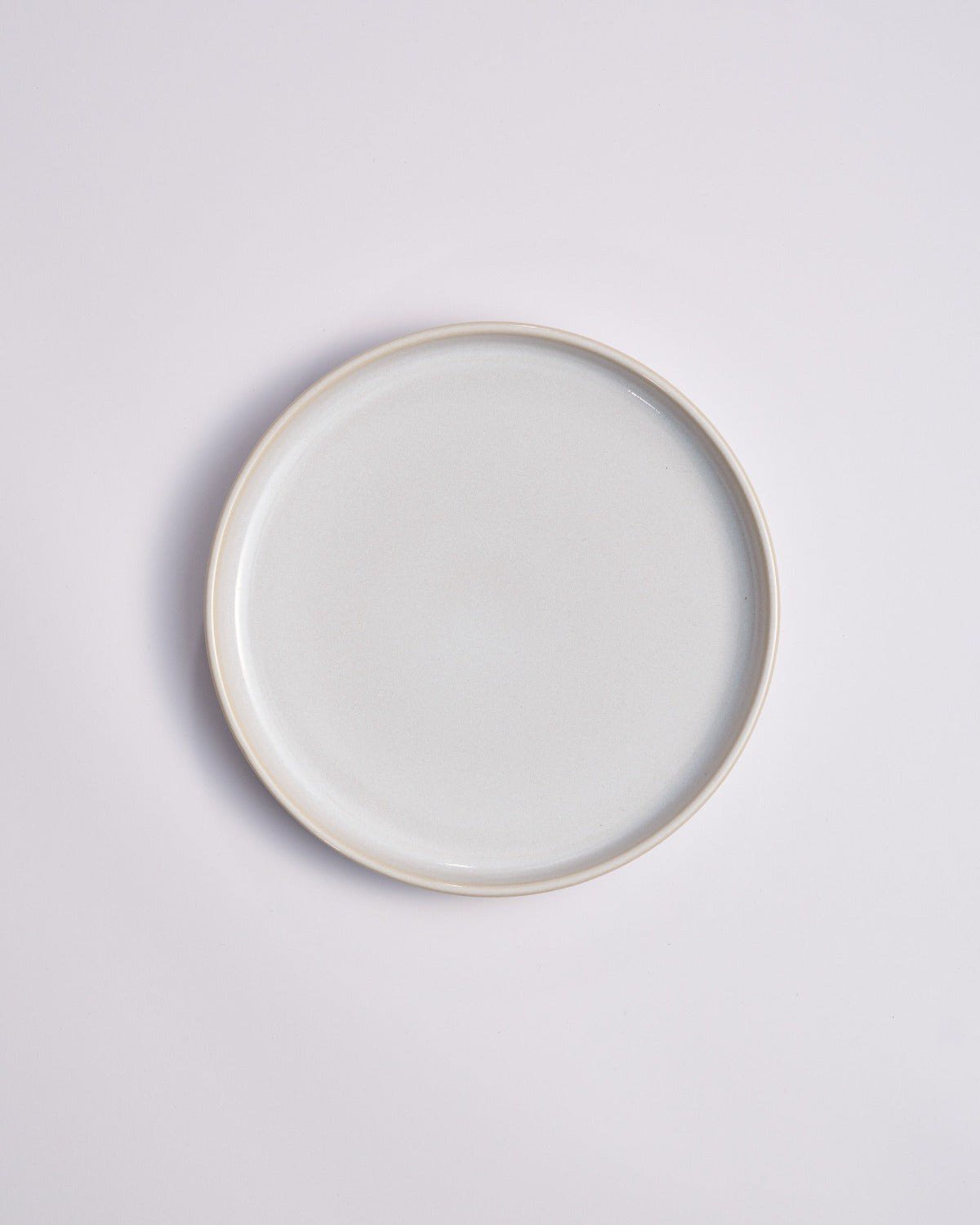 Tallrik Archi Shell, blankvit stengods 22 cm – från Norling Studio