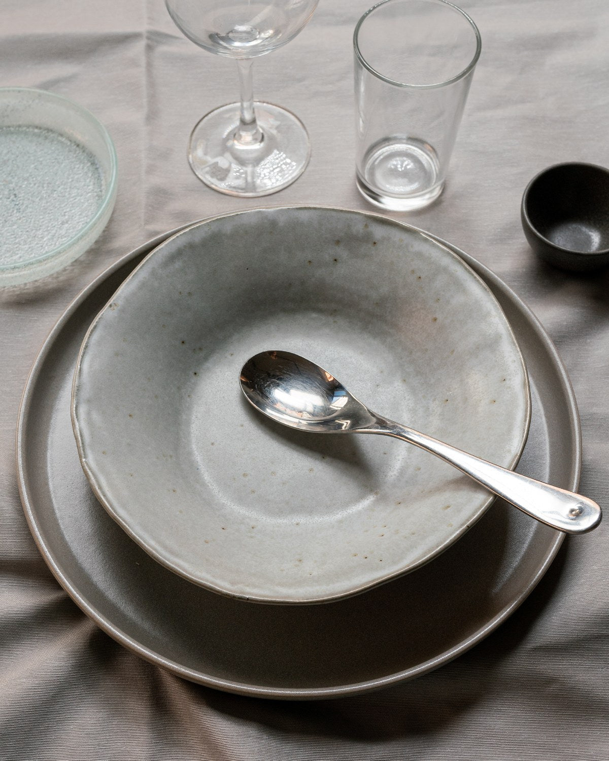 Djuptallrik Farrago Grey, grå 23 cm – från Norling Studio