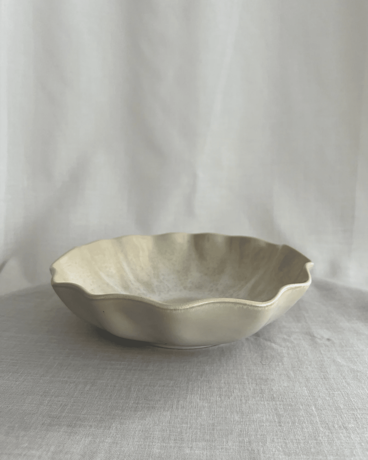 Djuptallrik Farrago Wave Earthy Pearl, pärlbeige 21 cm (bild 4) – från Norling Studio
