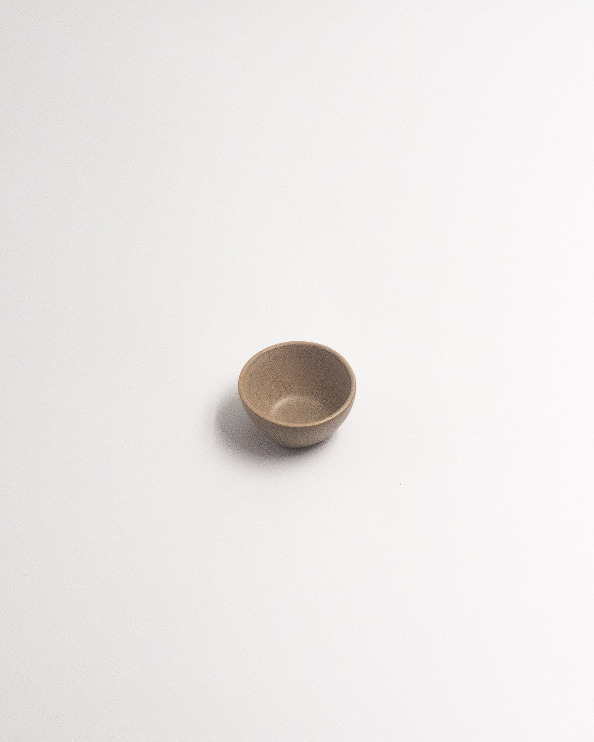 Dippskål Farrago Liten Camel, kamelbeige 6 cm – från Norling Studio