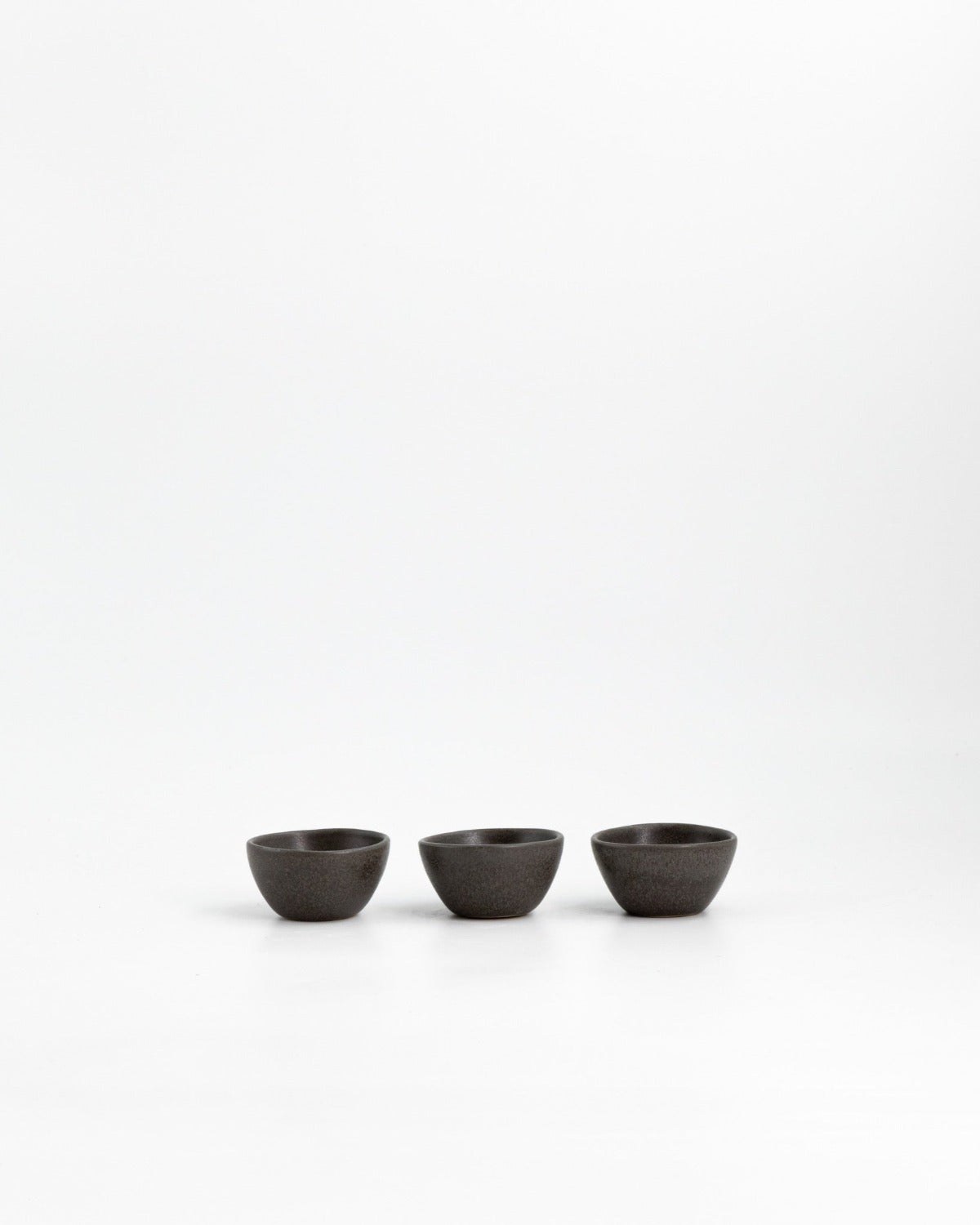 Dippskål Farrago Liten Stone, gråbrun 6 cm – från Norling Studio