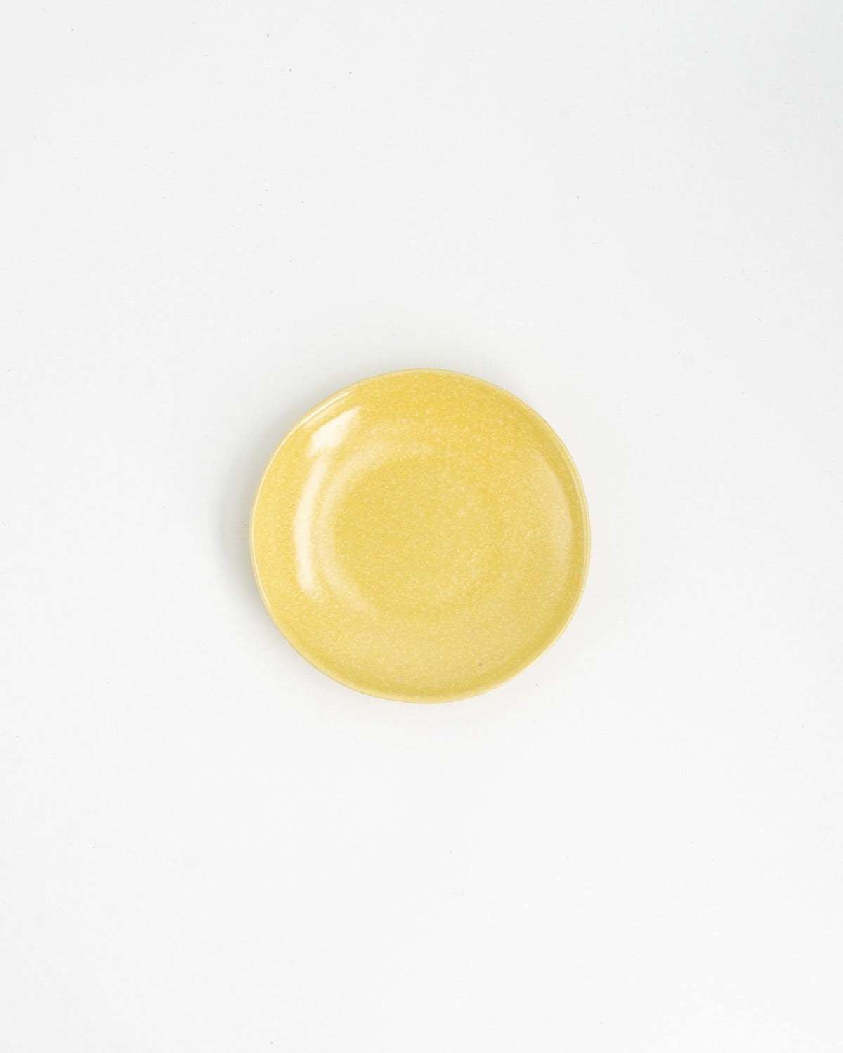 Liten Tallrik Farrago Turmeric, gurkmejegul 15 cm, flera exemplar tillsammans – från Norling Studio