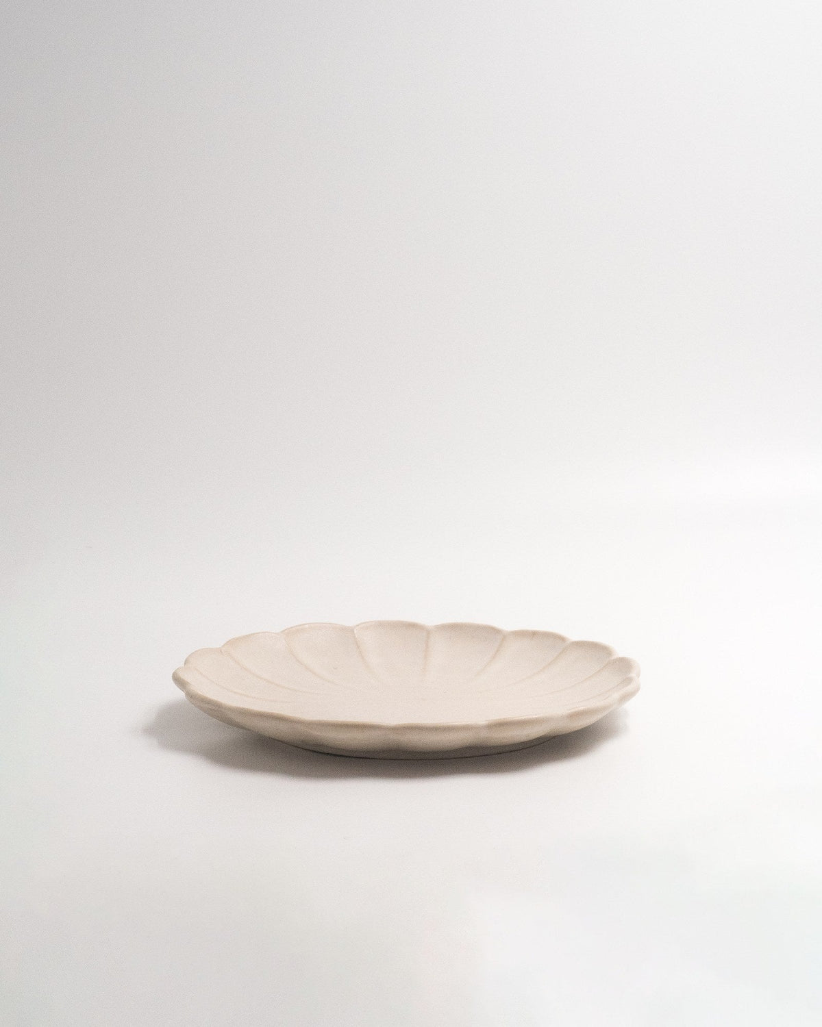 Tallrik Farrago Flower Pale Beach, sandblek 22,5 cm (bild 4) – från Norling Studio