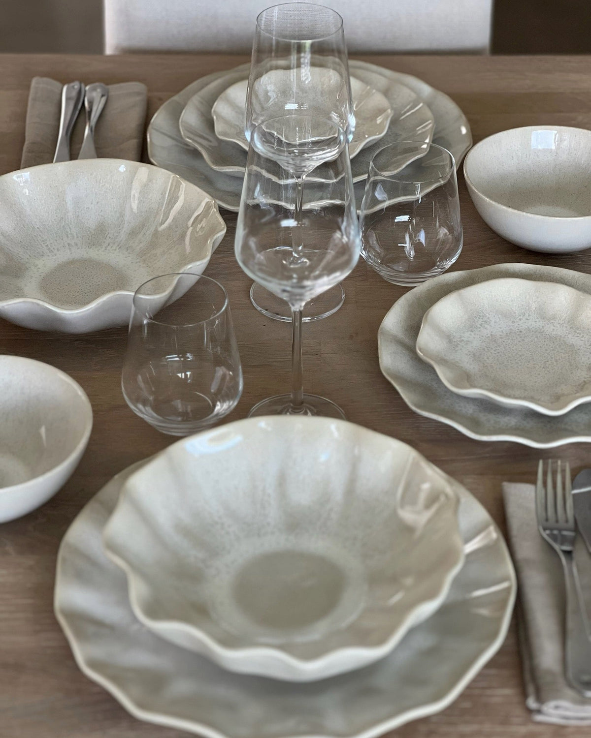 Farrago Wave servis earthy pearl - handgjort stengods uppdukat på bord