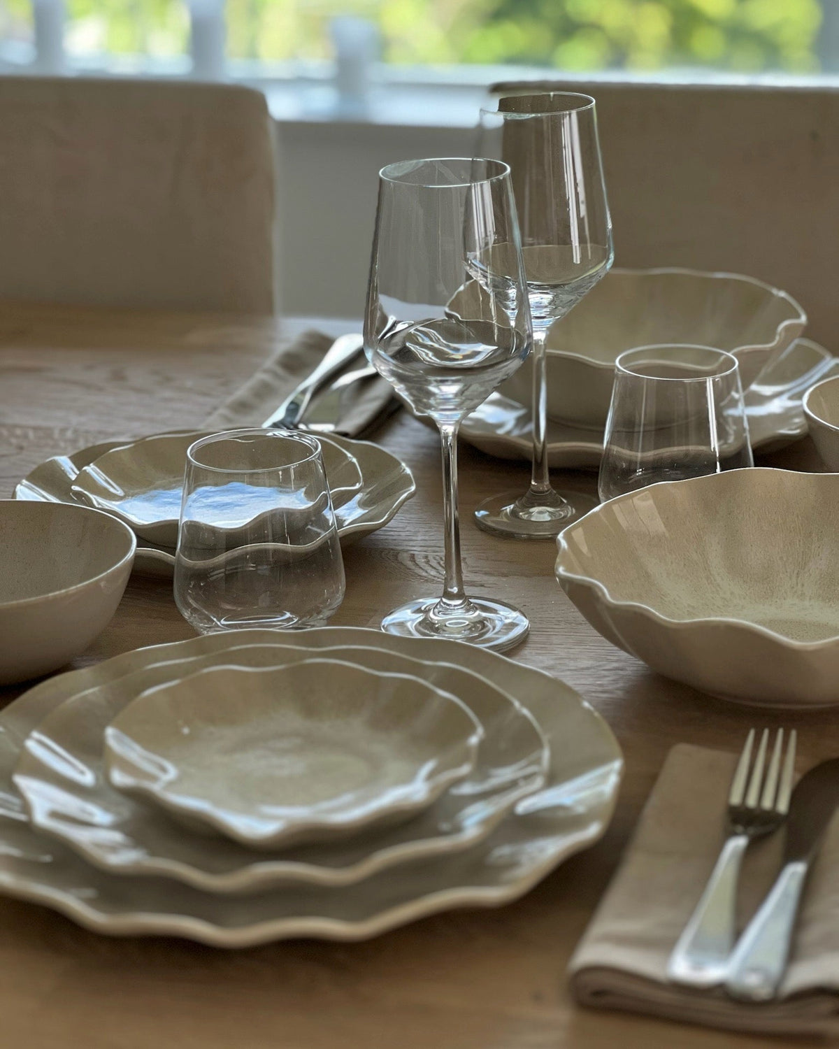 Farrago Wave servis earthy pearl uppdukat på bord