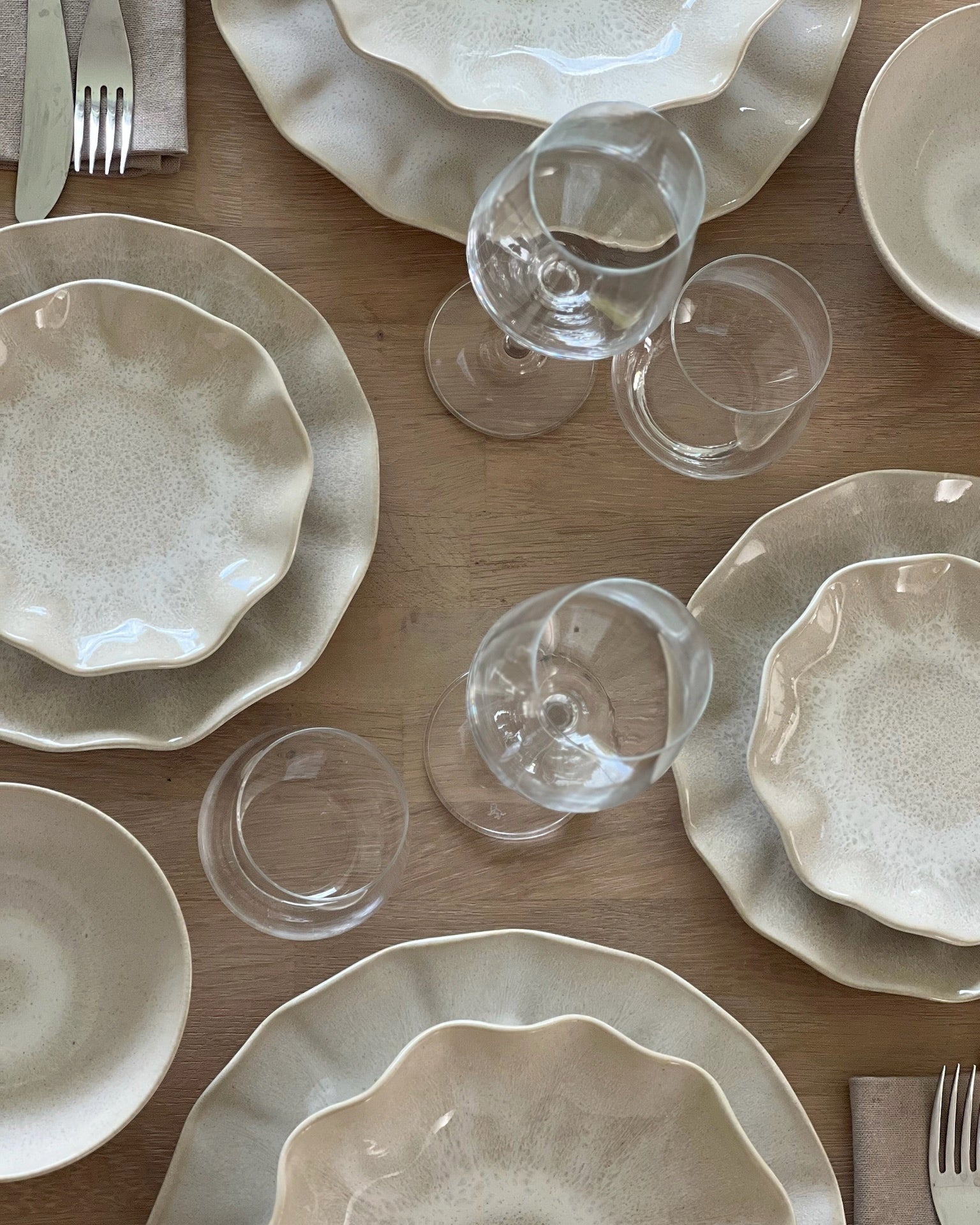 vågformad servis från norling studio på ett träbord