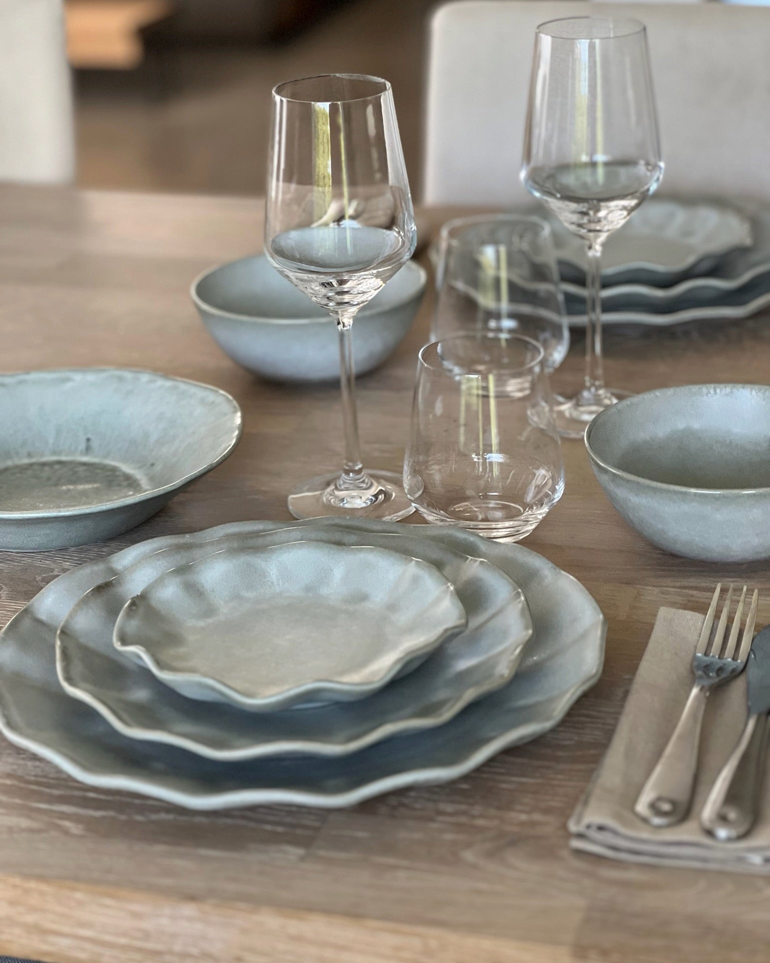 Farrago Wave Servis 30‑delar Grey – stengods från Norling Studio