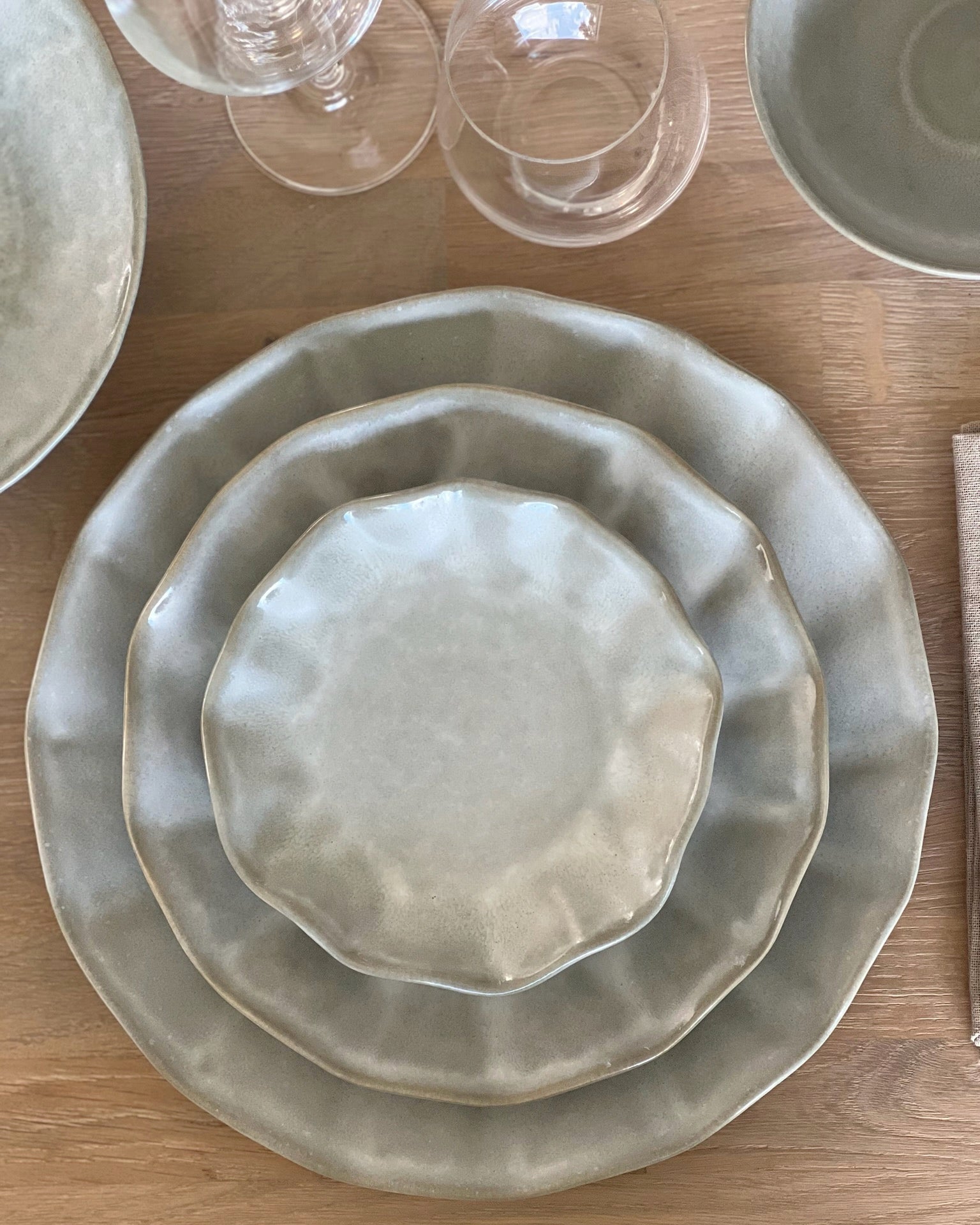 farrago wave tallrikar från norling studio på träbord