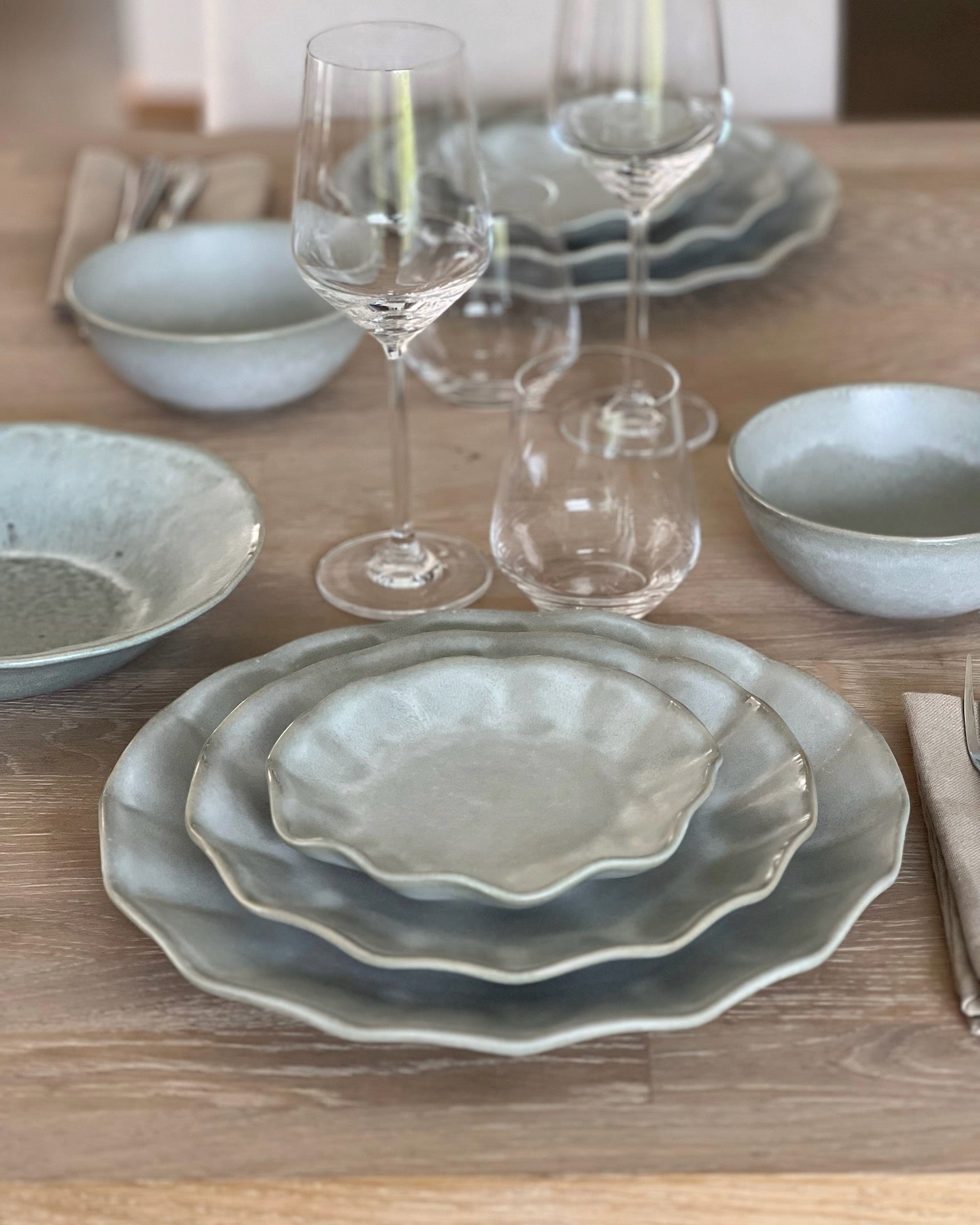 Farrago Wave Servis 30‑delar Grey – stengods från Norling Studio från sidan, träbord