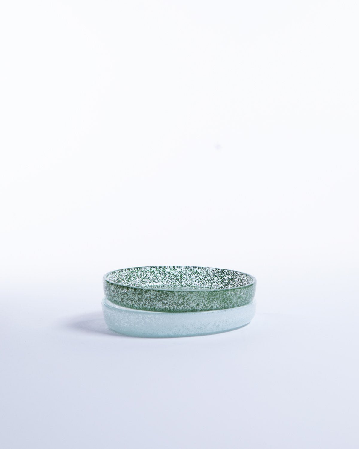 Mellan Tallrik Just Glass Edge Basil, basilikagrön glas 17 cm (bild 2) – från Norling Studio
