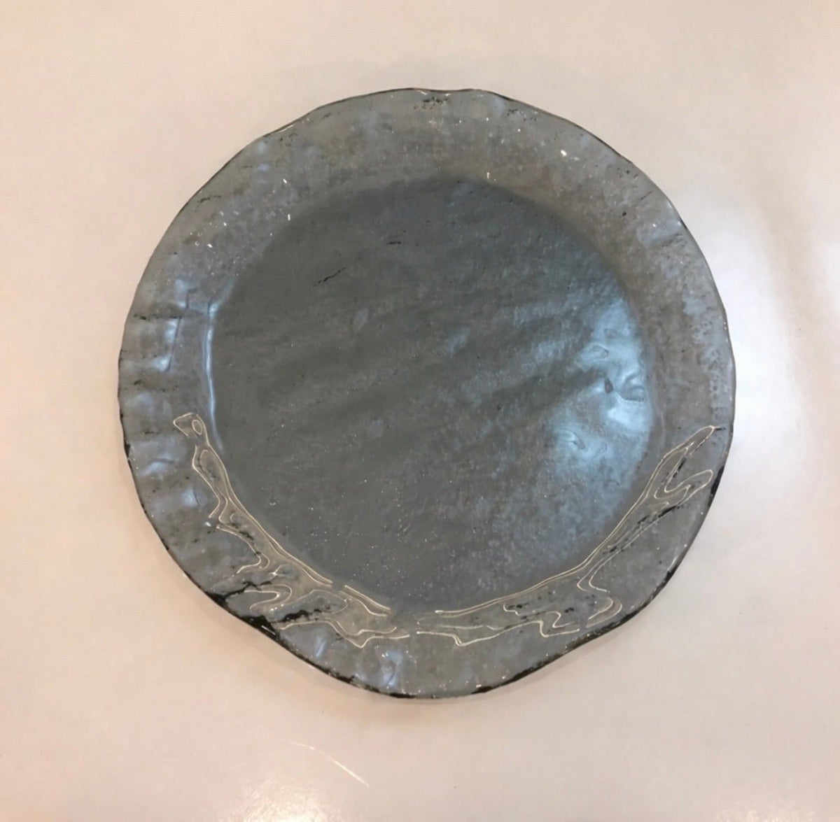 Tallrik Just Glass Rim Smoke, rökgrå glas 19 cm – från Norling Studio