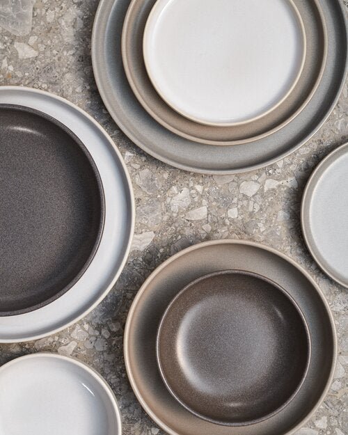Djuptallrik Archi Dark Ash, varmgrå stengods 22 cm, dukad med mat (bild 3) – från Norling Studio