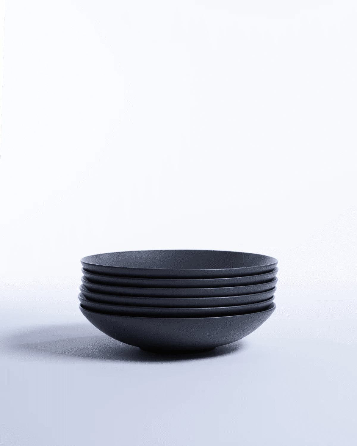 Djuptallrik Archi Deco Midnight, mattsvart stengods 22 cm, ett exemplar framifrån – från Norling Studio