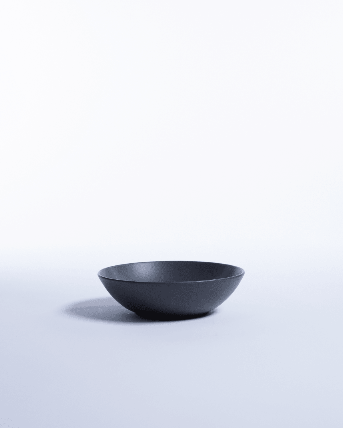 Liten Skål Archi Deco Midnight, mattsvart stengods 17 cm, ett exemplar framifrån – från Norling Studio