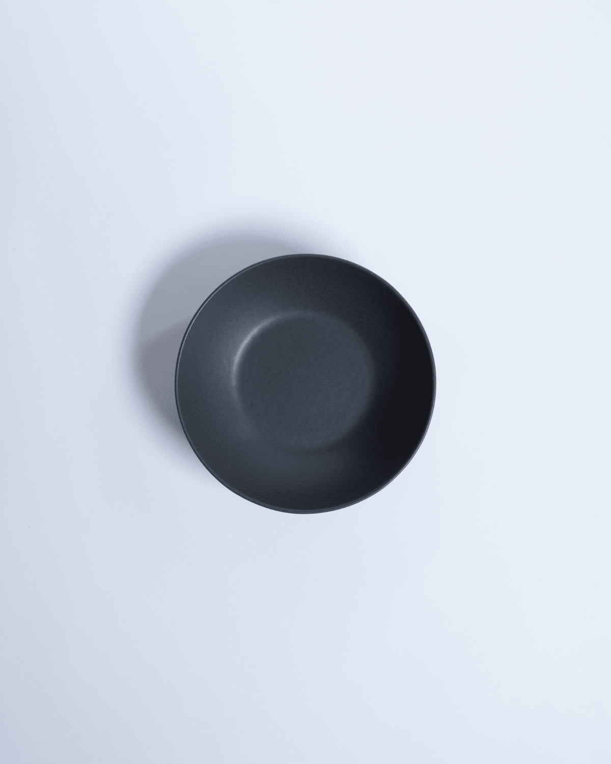 Liten Skål Archi Deco Midnight, mattsvart stengods 17 cm, ett exemplar uppifrån – från Norling Studio
