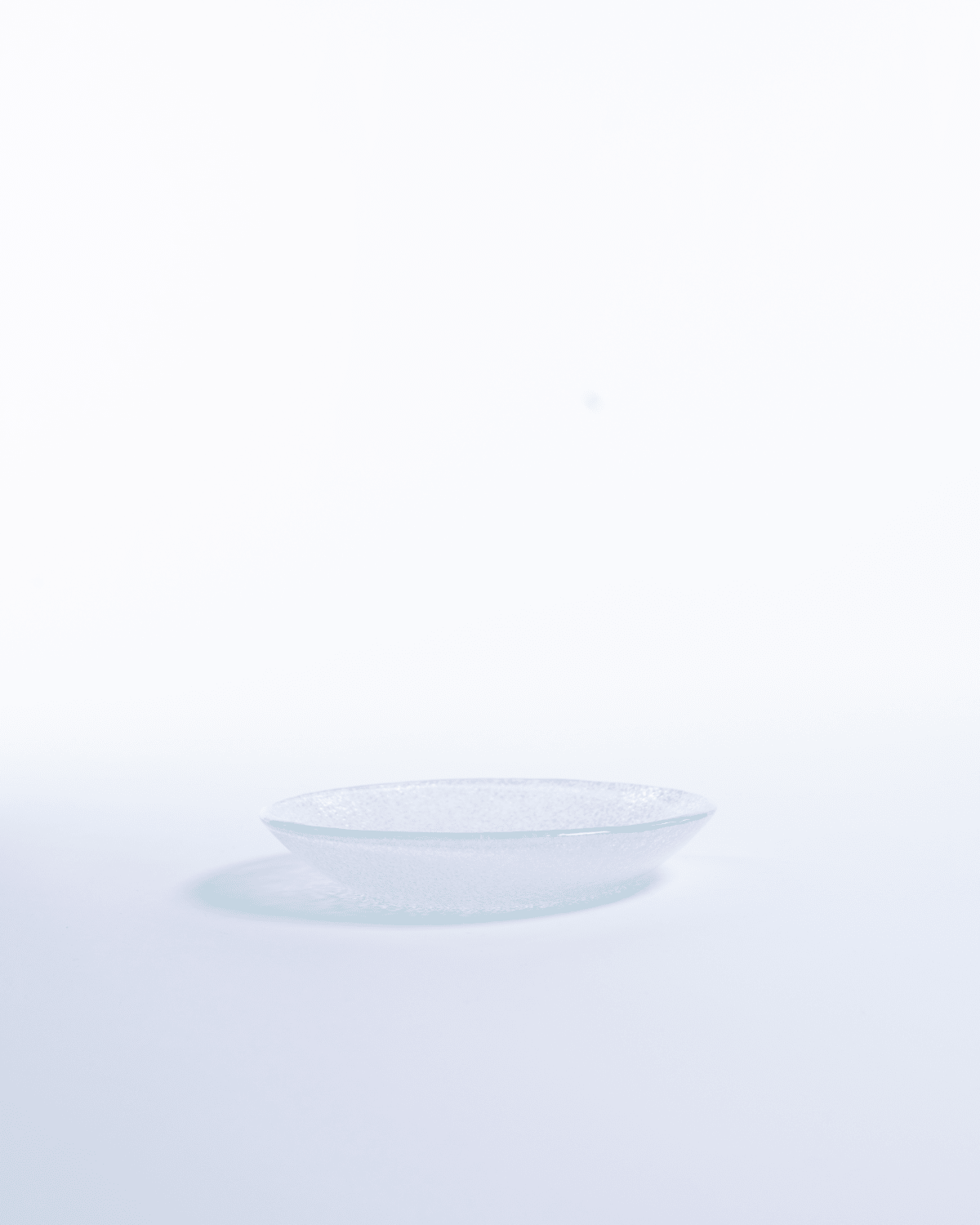 Mellan Skål Just Glass Arctic, isklar glas 18,5 cm, ett exemplar framifrån – från Norling Studio