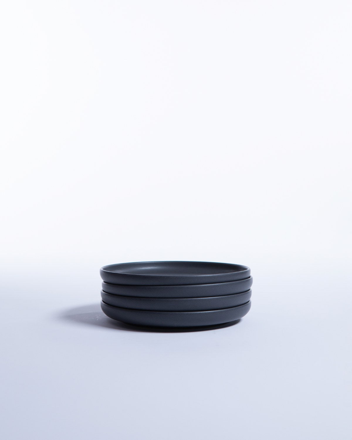 Liten Tallrik Archi Midnight, mattsvart stengods 17 cm (bild 3) – från Norling Studio
