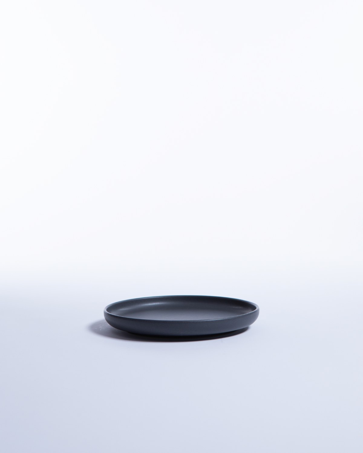 Liten Tallrik Archi Midnight, mattsvart stengods 17 cm (bild 4) – från Norling Studio