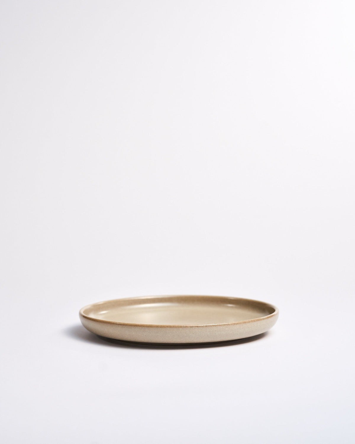 Tallrik Archi Sand, sandbeige stengods 22 cm (bild 5) – från Norling Studio