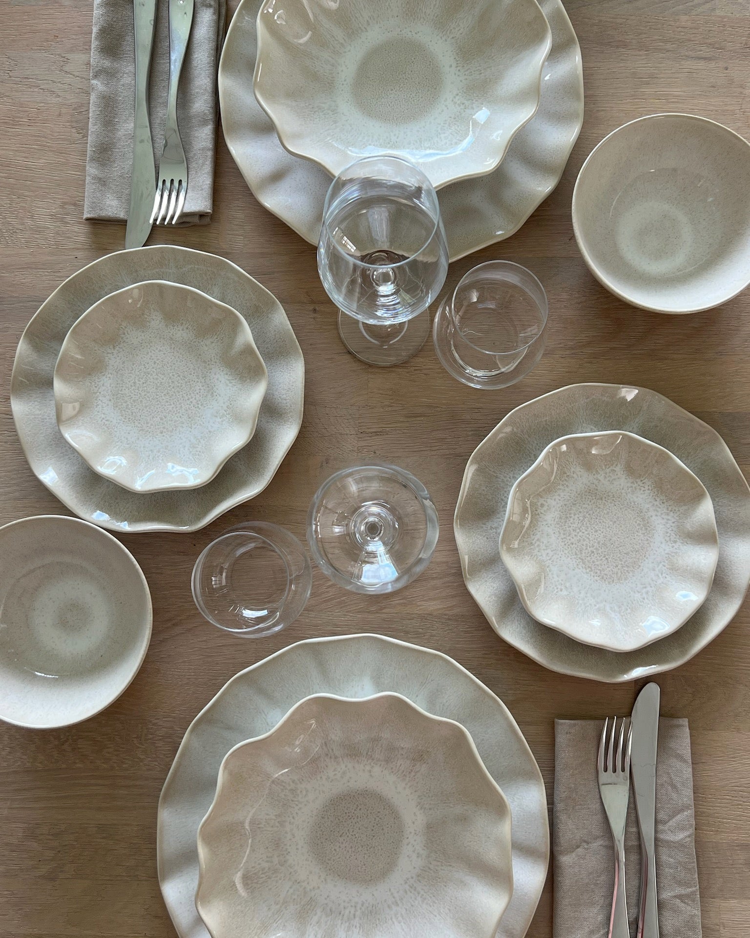 Farrago Wave servis earthy pearl uppdukad på träbord