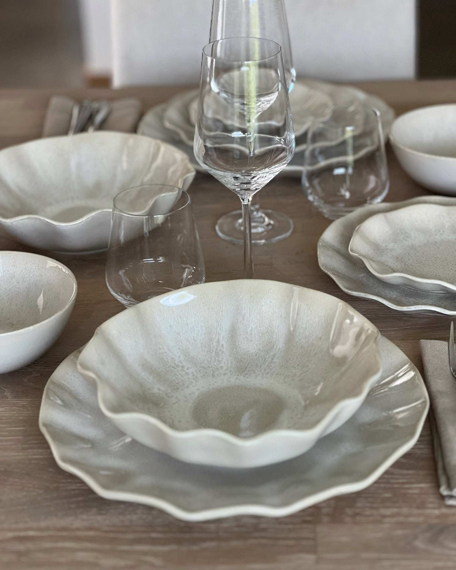 Farrago Wave servis earthy pearl djuptallrik uppdukat 