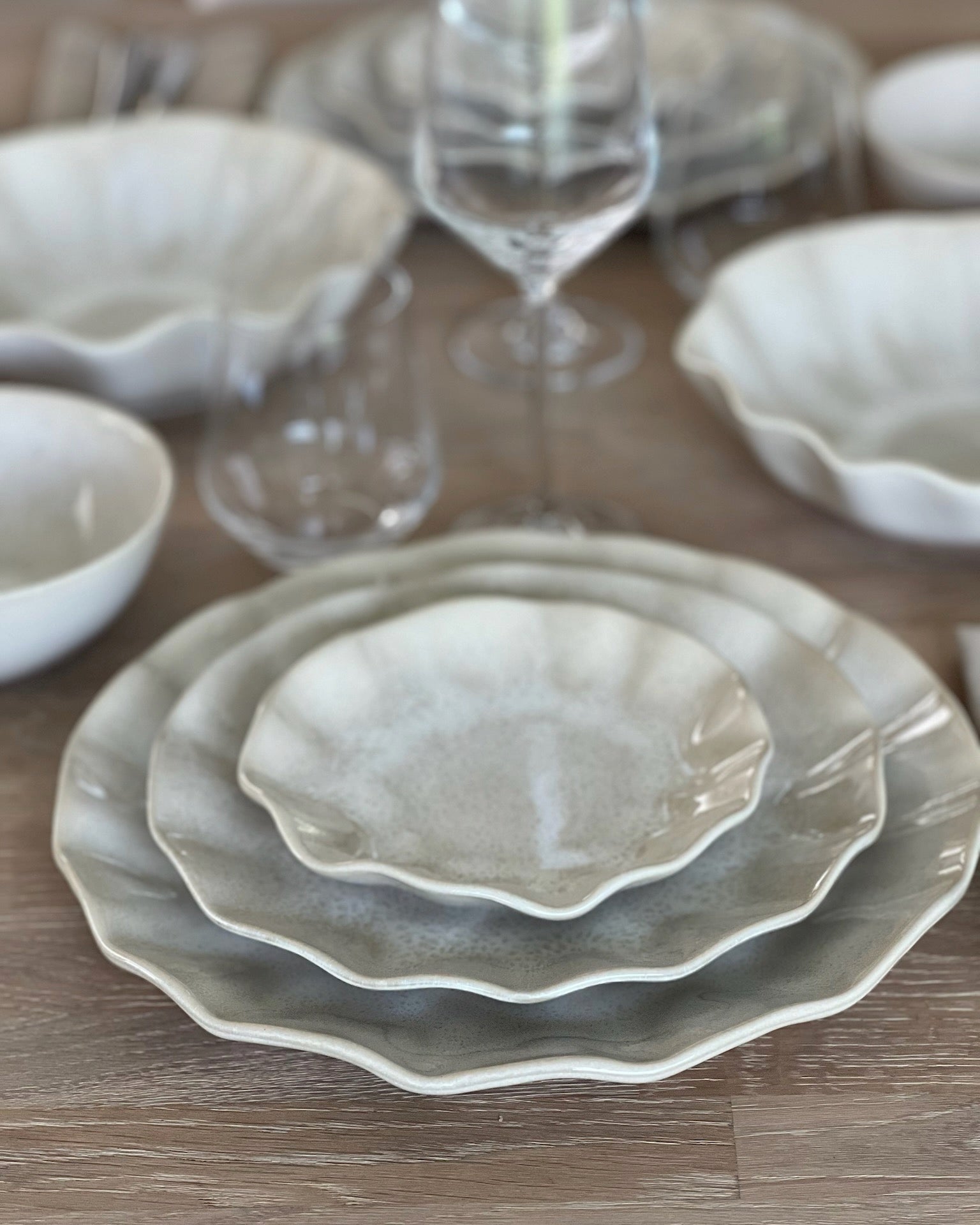 Farrago Wave servis earthy pearl tallrikar uppdukade på bord