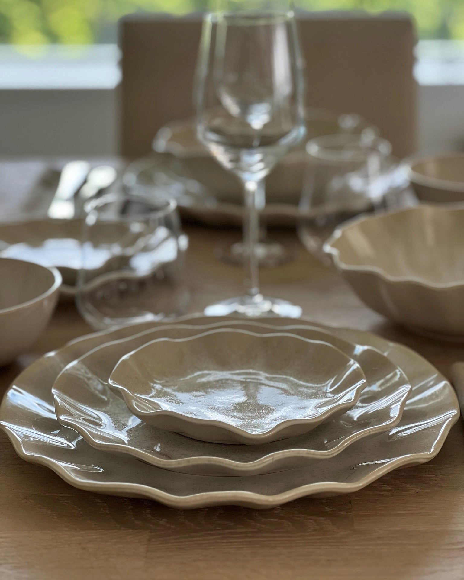 Tallrikar i stengods, blomformade 