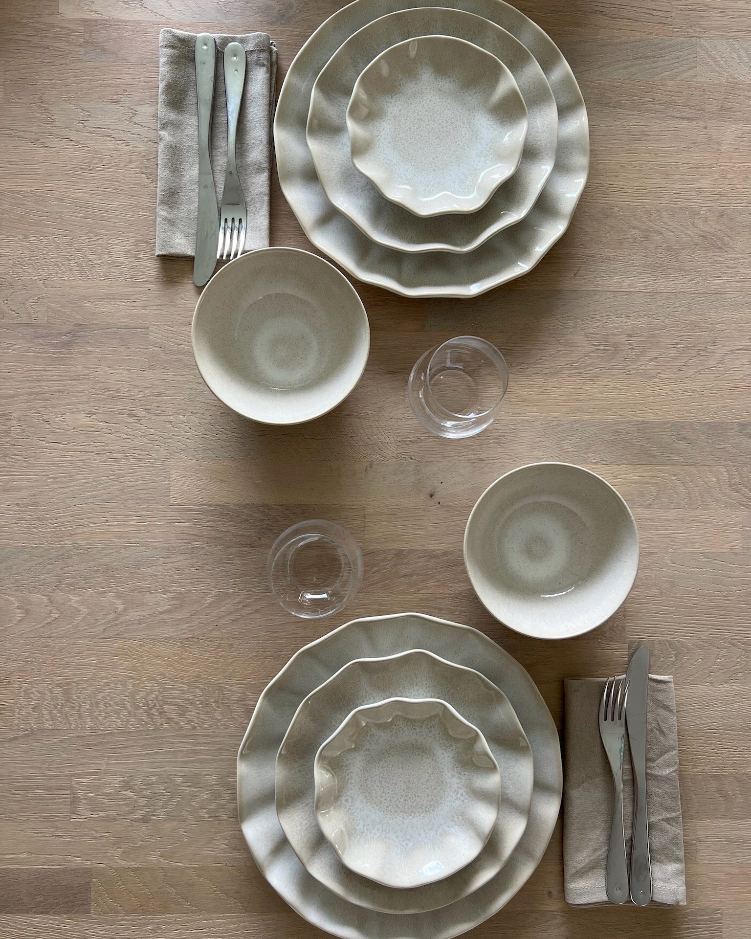 Handgjord servis från Norling Studio på träbord